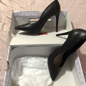 Black pumps size 9 brand new